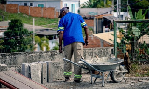 Secretaria de Obras de VR revitaliza áreas de lazer no Roma